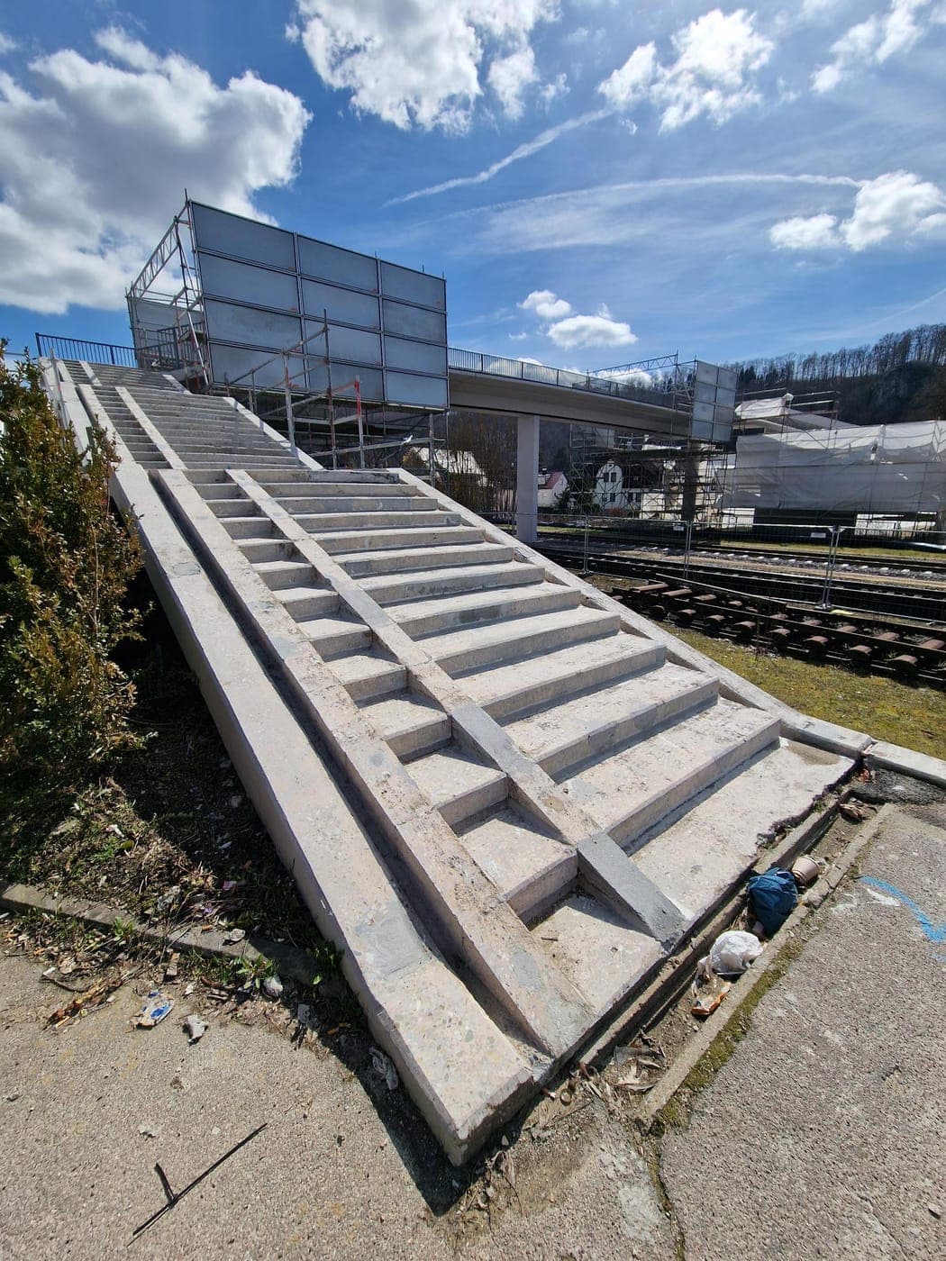 Treppenaufgang zur Fußgängerbrücke während der Instandsetzung