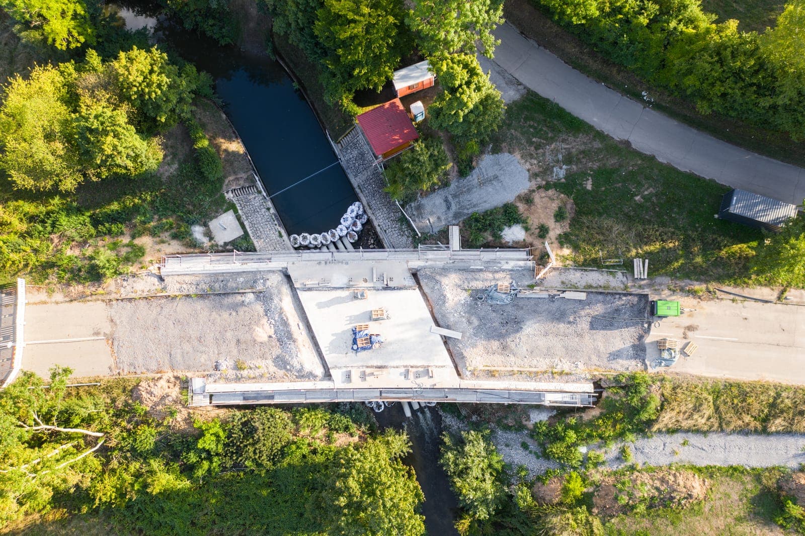 Luftbild der Brücke über die Brettach während der Bauarbeiten