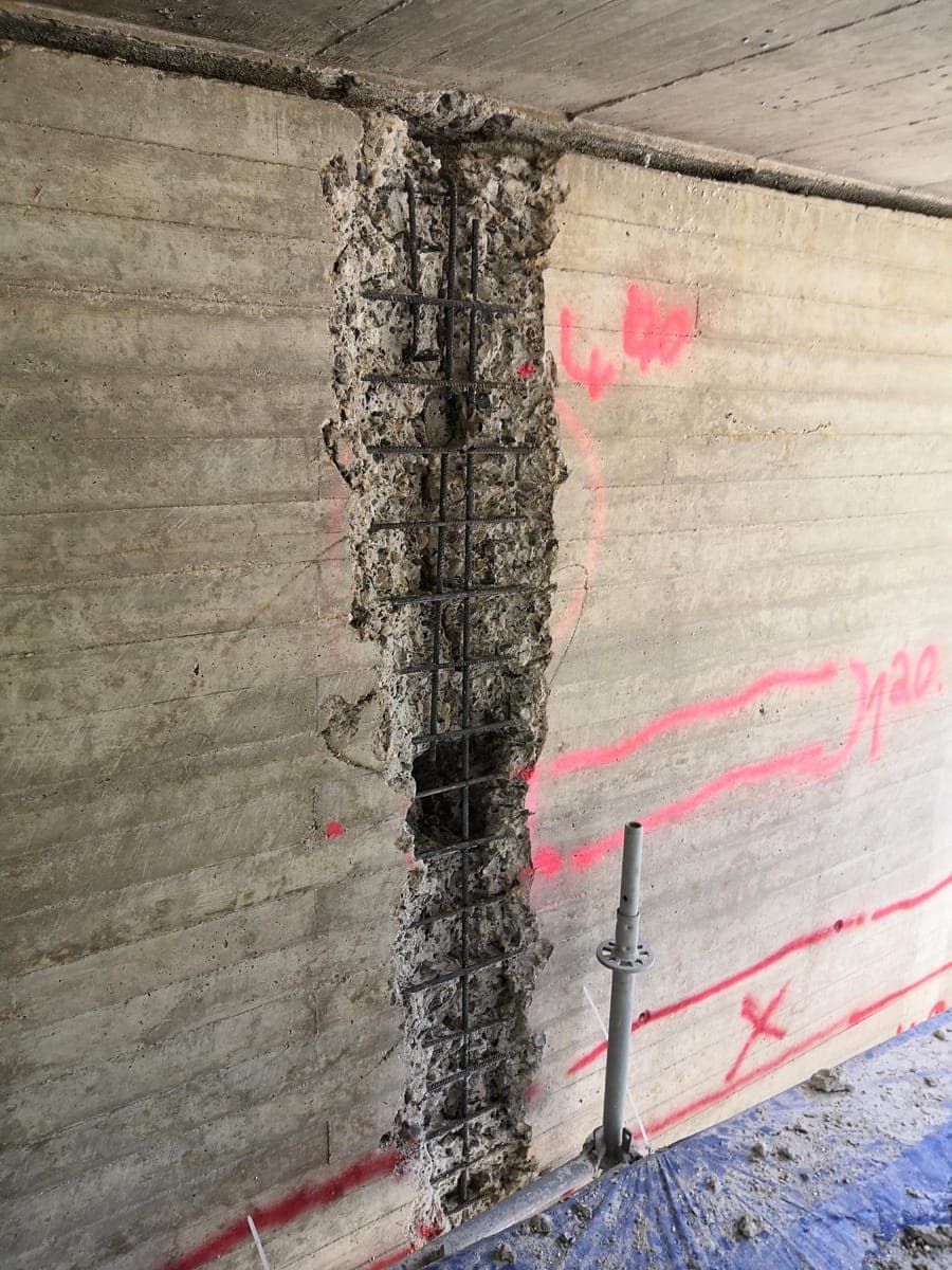 Freigelegte Bewehrung an der Widerlagerwand