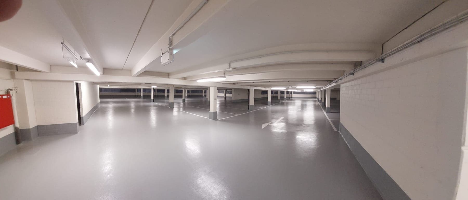 Instandgesetzte Parkebene im Parkhaus P7 mit neuer Beschichtung und Markierung