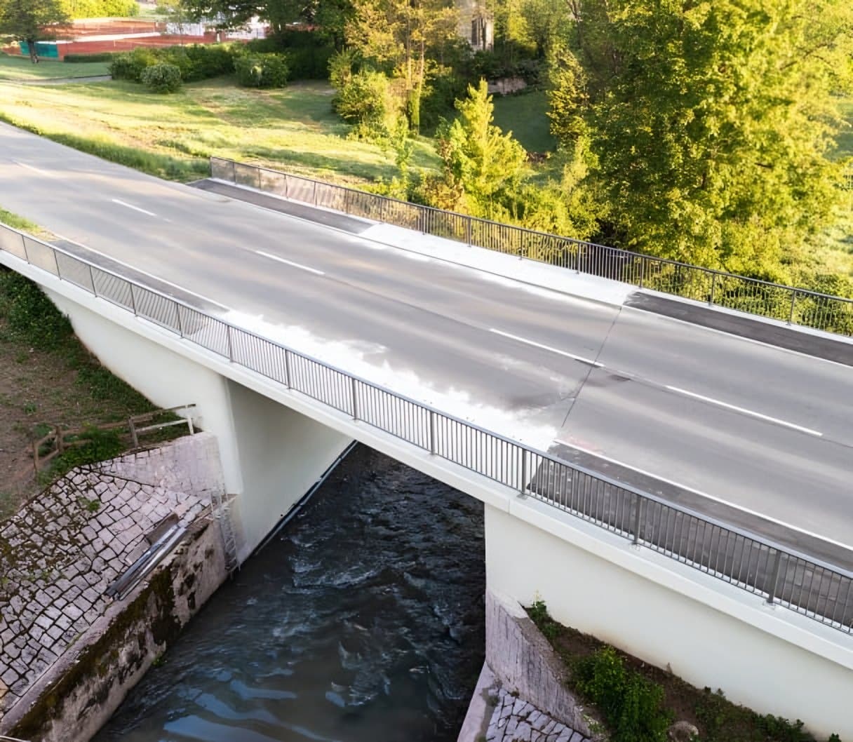 Instandgesetzte Straßenbrücke über einen Bach