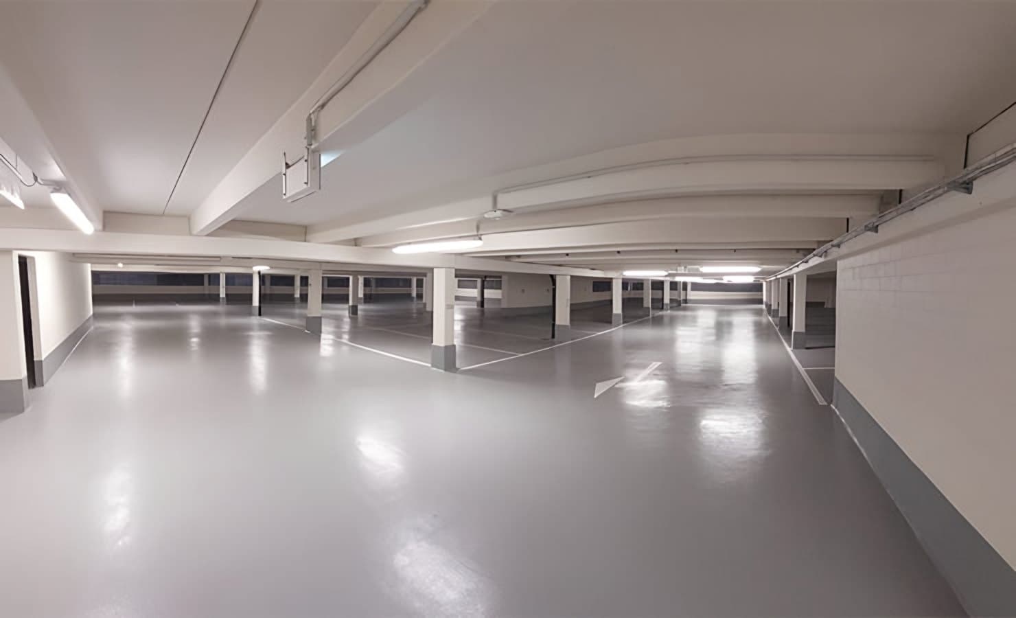 Dasselbe Parkdeck nach der Instandsetzung mit heller Beschichtung