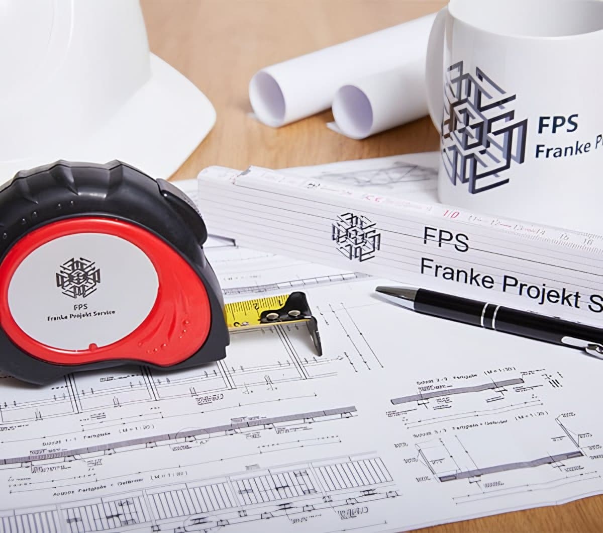 Bauplan mit Maßband und Stift