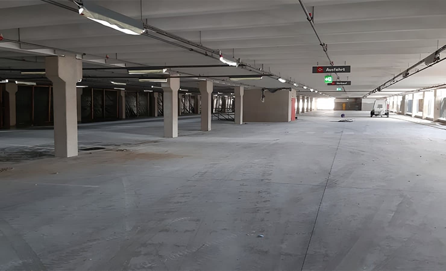 Tiefgarage Alsdorf vor der Instandsetzung mit grauem, fleckigem Boden