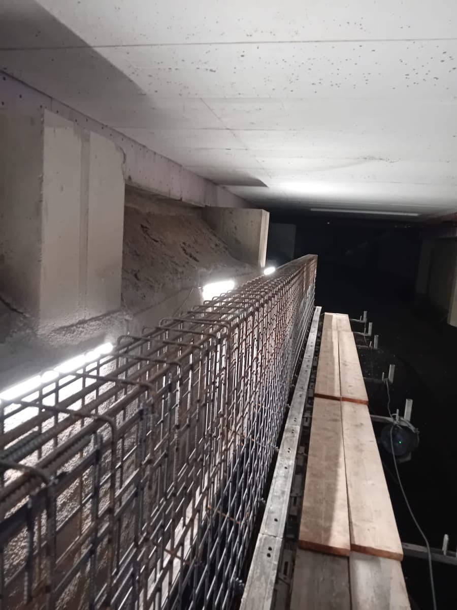 Schalung und Bewehrung im Nebenraum