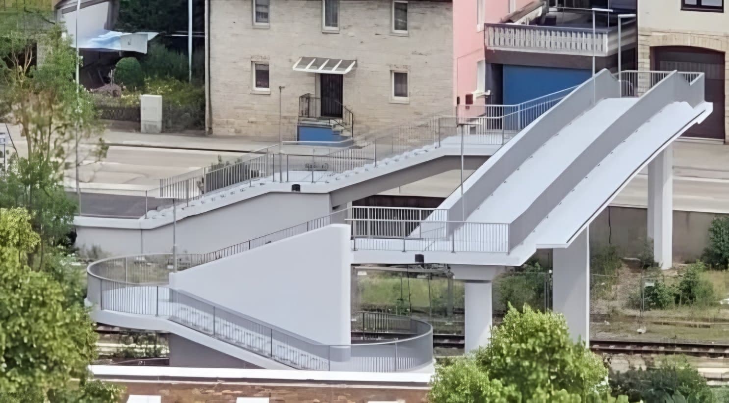 Instandgesetzte Fußgängerbrücke mit Treppenaufgängen über den Bahngleisen in Königsbronn
