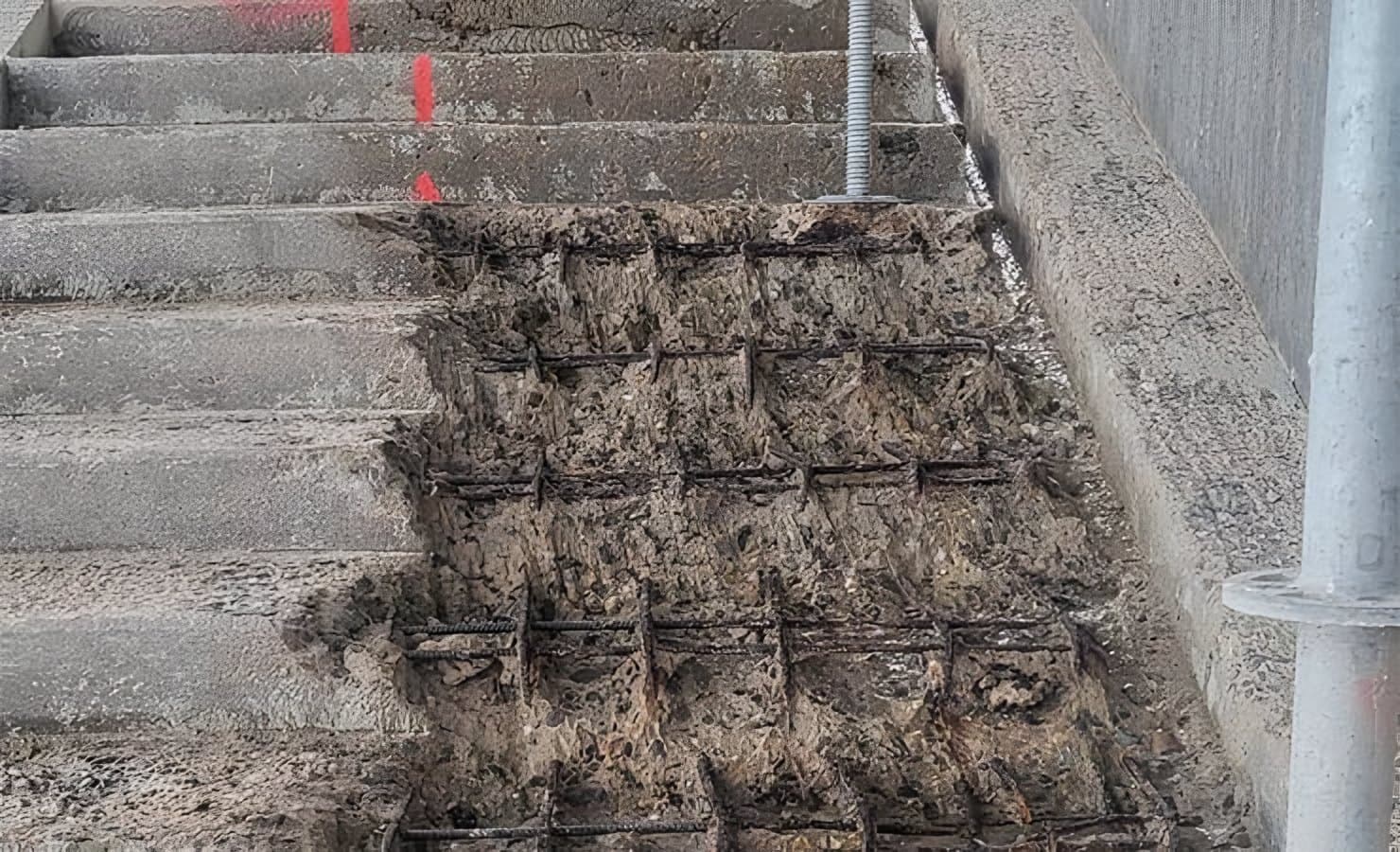 Treppe vor der Instandsetzung mit freiliegender Bewehrung